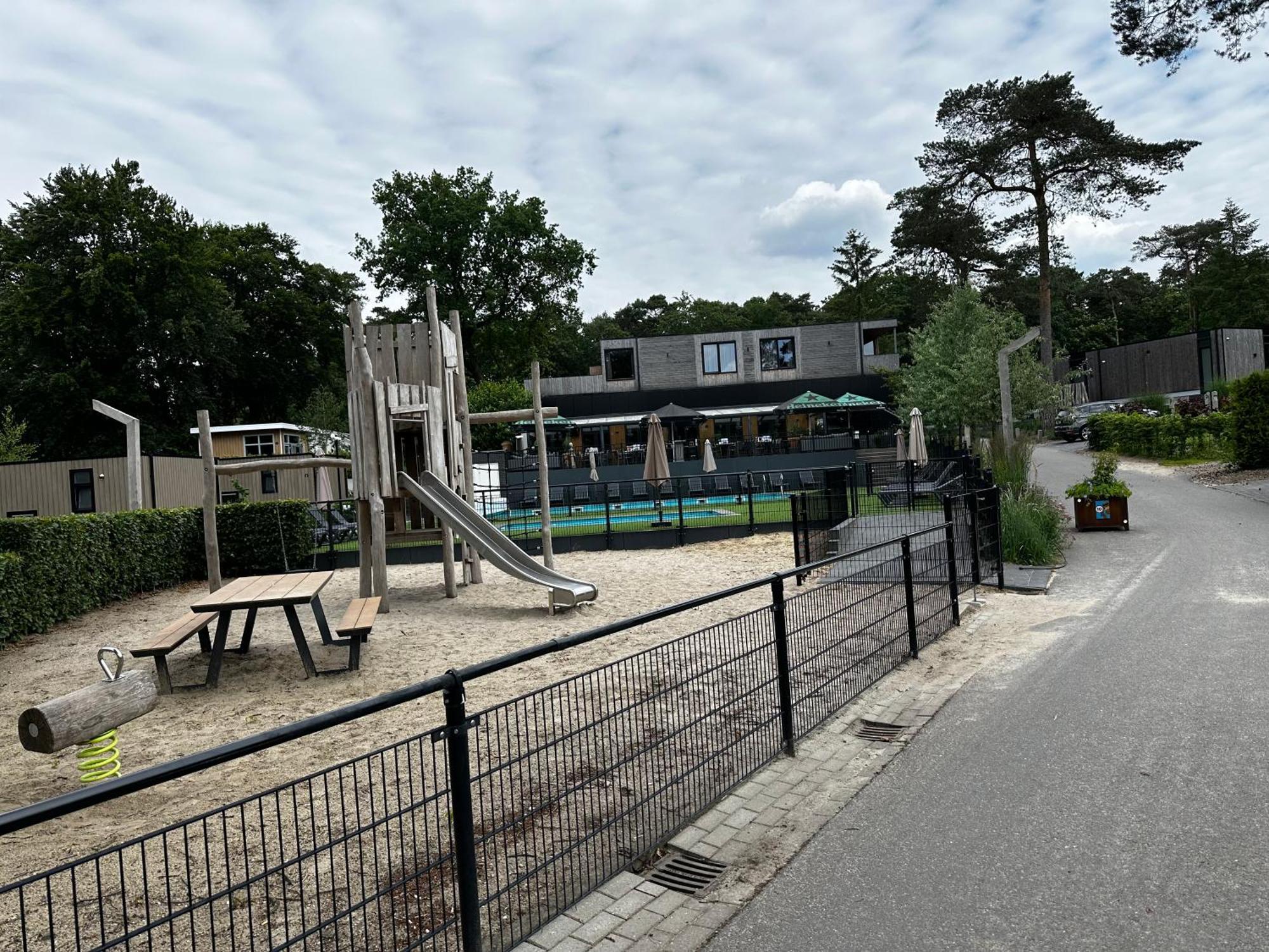 Topparken Veluwe Chalet: Private Garden Retreat in Beekbergen Exterior photo