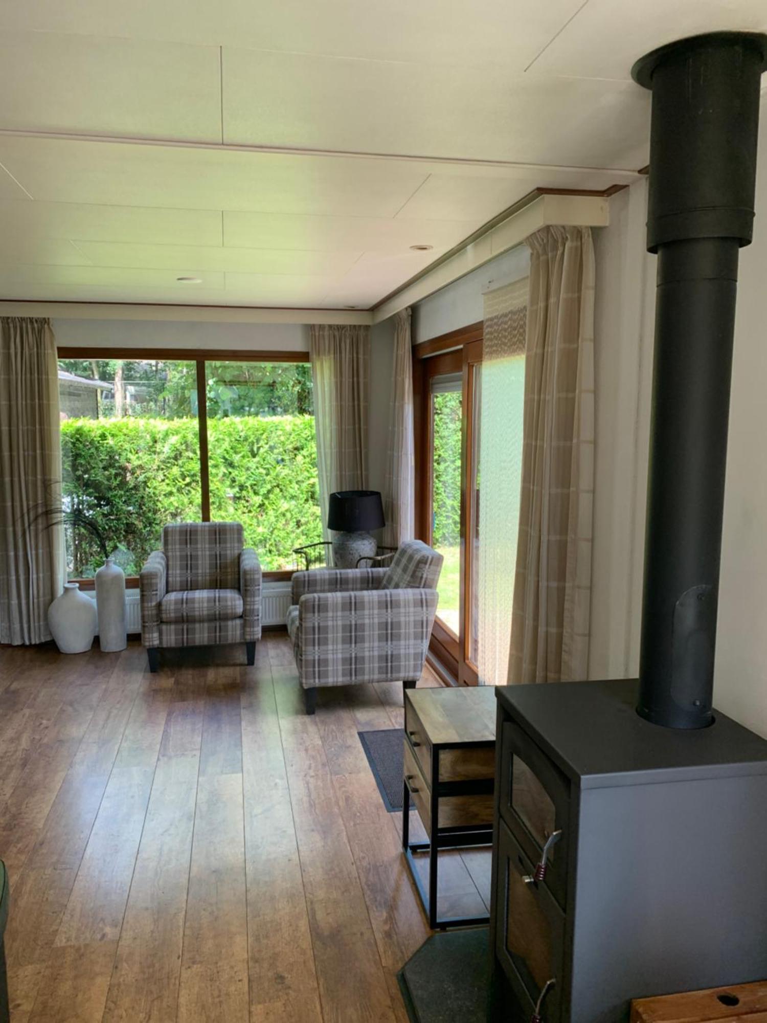 Topparken Veluwe Chalet: Private Garden Retreat in Beekbergen Room photo