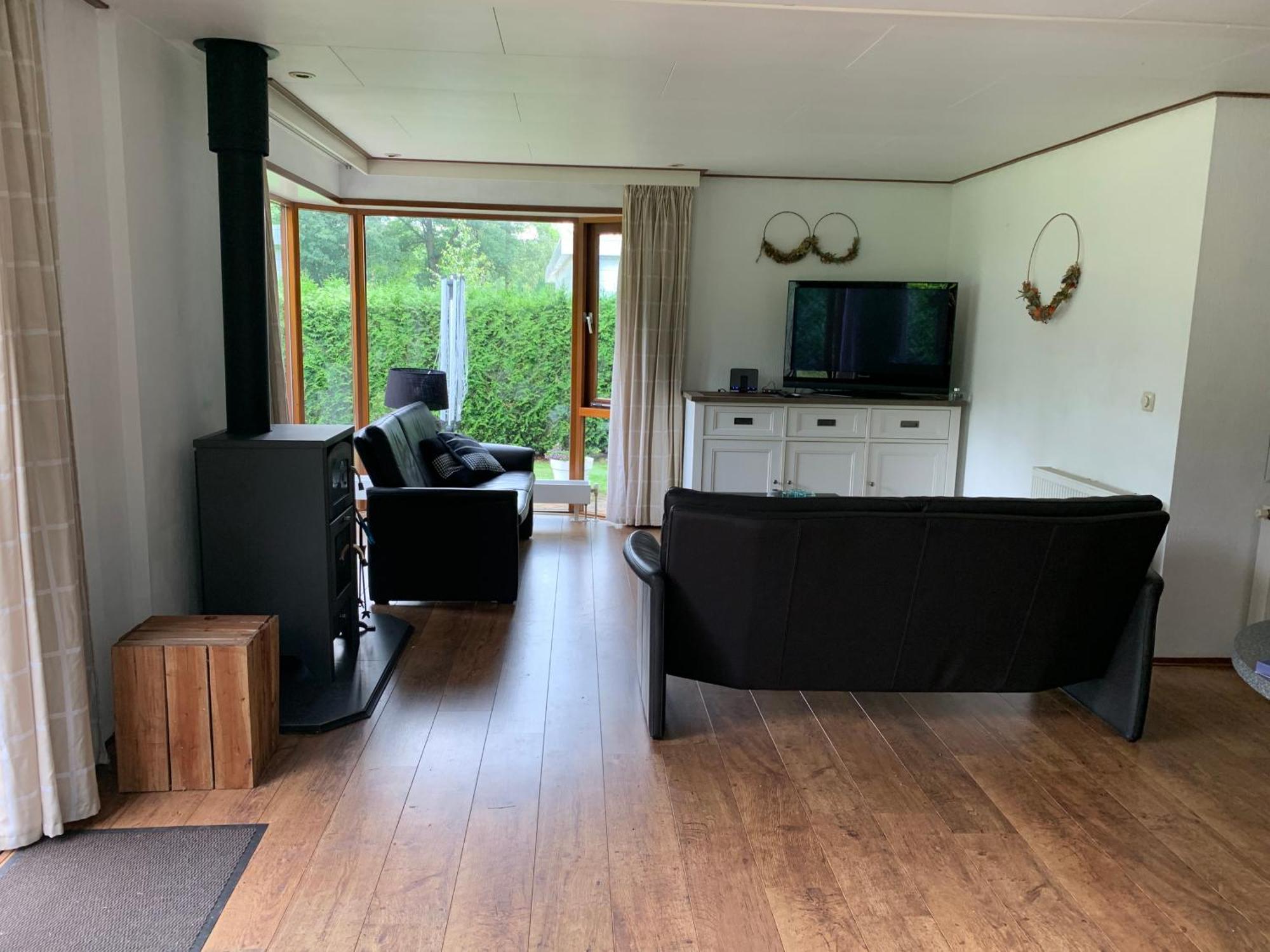 Topparken Veluwe Chalet: Private Garden Retreat in Beekbergen Room photo