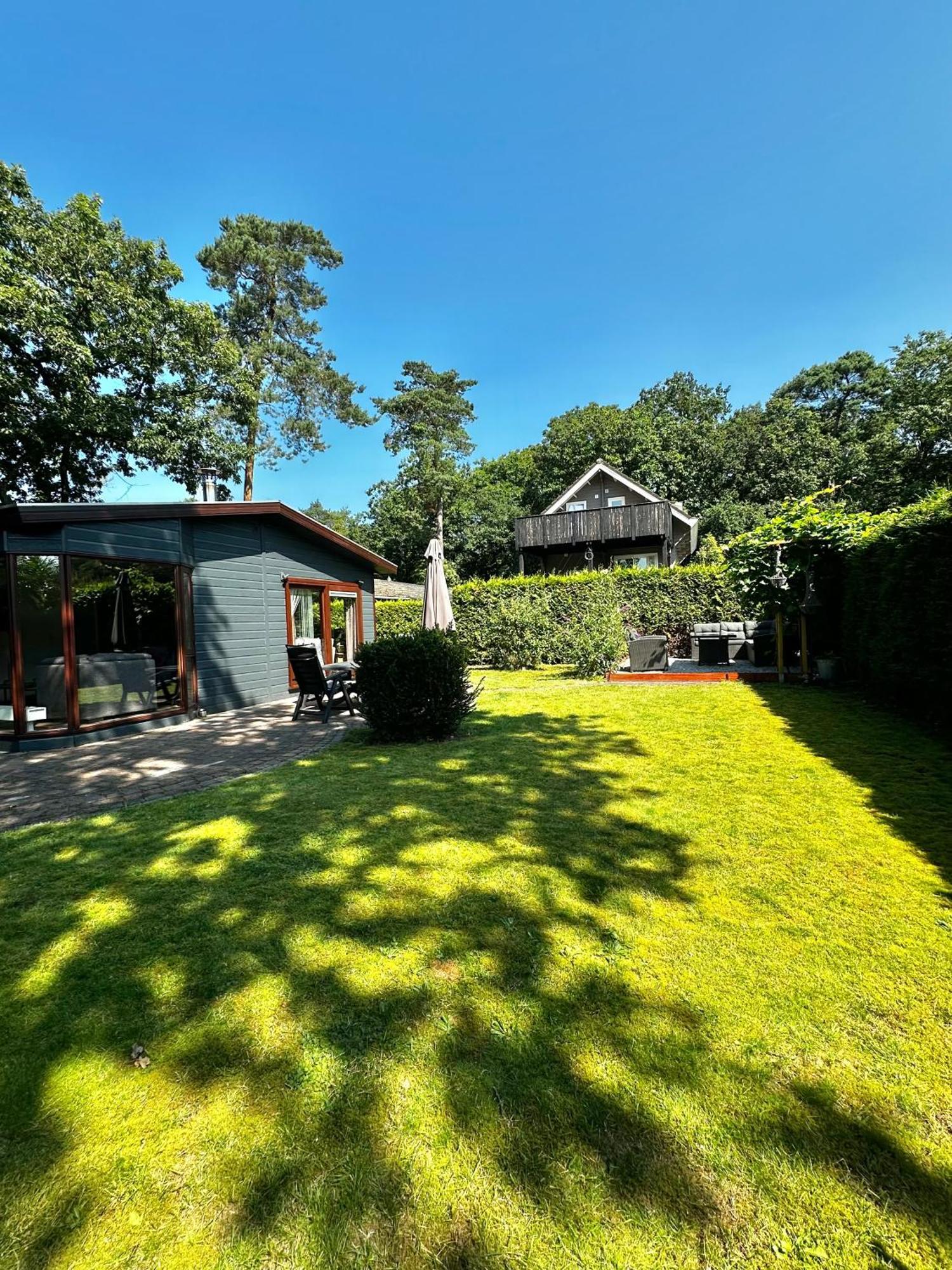 Topparken Veluwe Chalet: Private Garden Retreat in Beekbergen Exterior photo